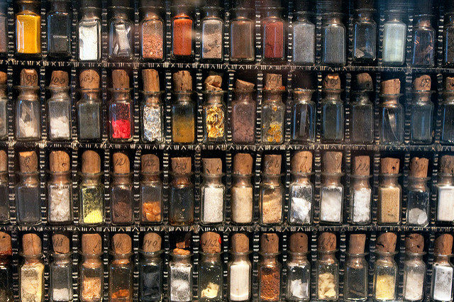 En samling små glasburkar med olika kemiska substanser från 1875-1900.