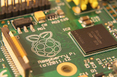 Raspberry Pi-kortet med processor och anslutningar.